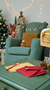 Ambiente acolhedor e familiar do cenário "O Escritório do Pai Natal" para as sessões de fotos de Natal.